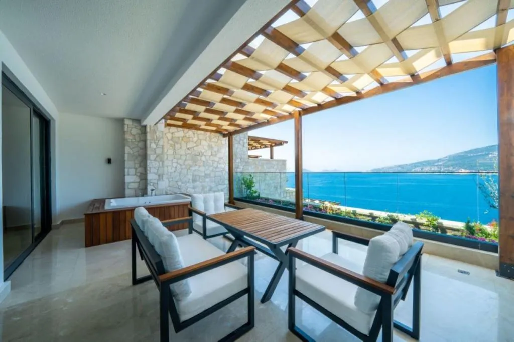 Deluxe Deniz Manzaralı ve Jakuzili Oda