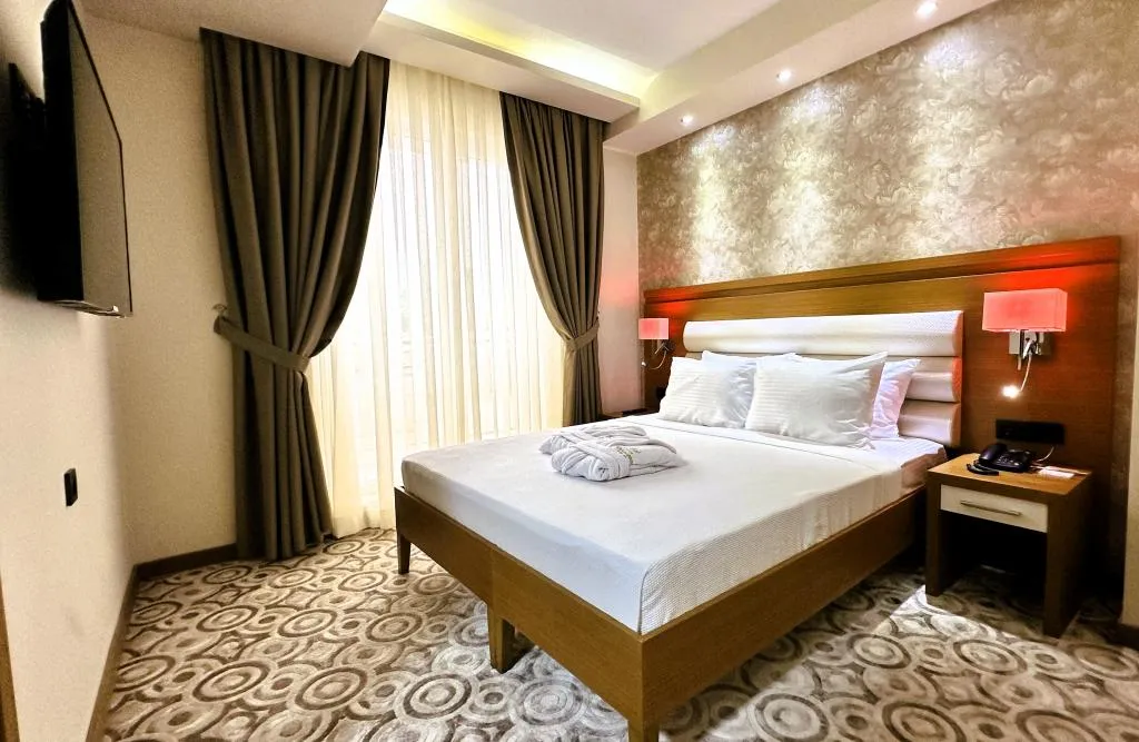 Deluxe Üç Kişilik Oda ,Kara ve Havuz Manzaralı,Duşa Kabinli