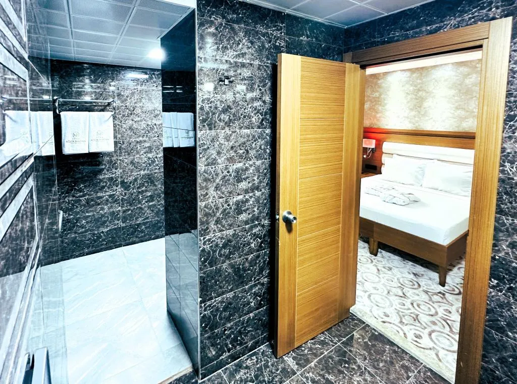 Deluxe Üç Kişilik Oda ,Kara ve Havuz Manzaralı,Duşa Kabinli