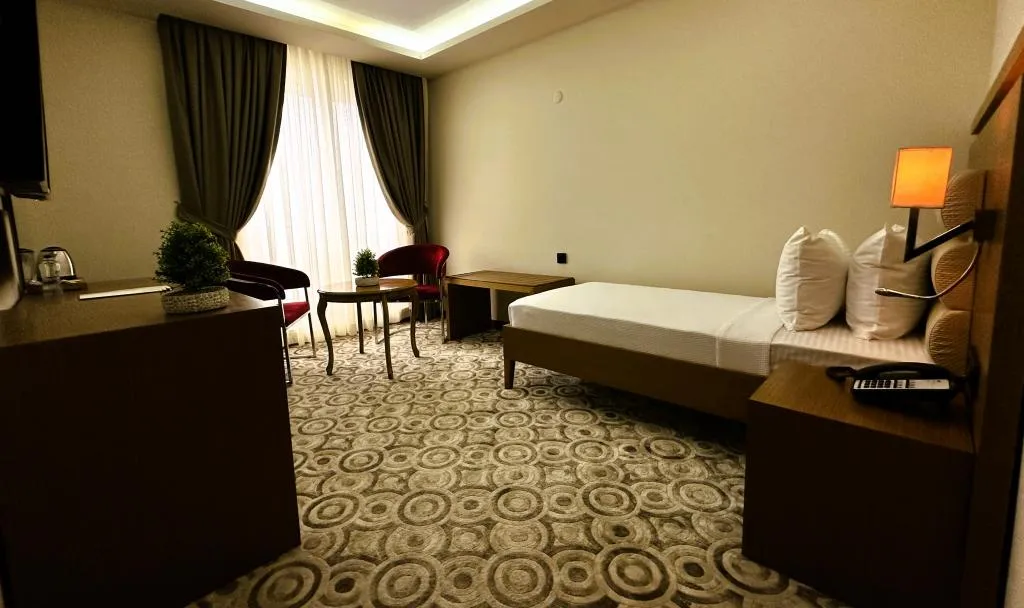 Deluxe Üç Kişilik Oda ,Kara ve Havuz Manzaralı,Duşa Kabinli