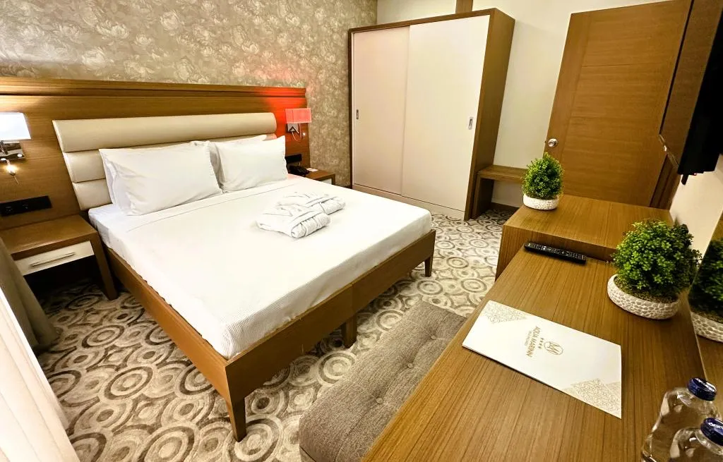 Deluxe Üç Kişilik Oda ,Kara ve Havuz Manzaralı,Duşa Kabinli