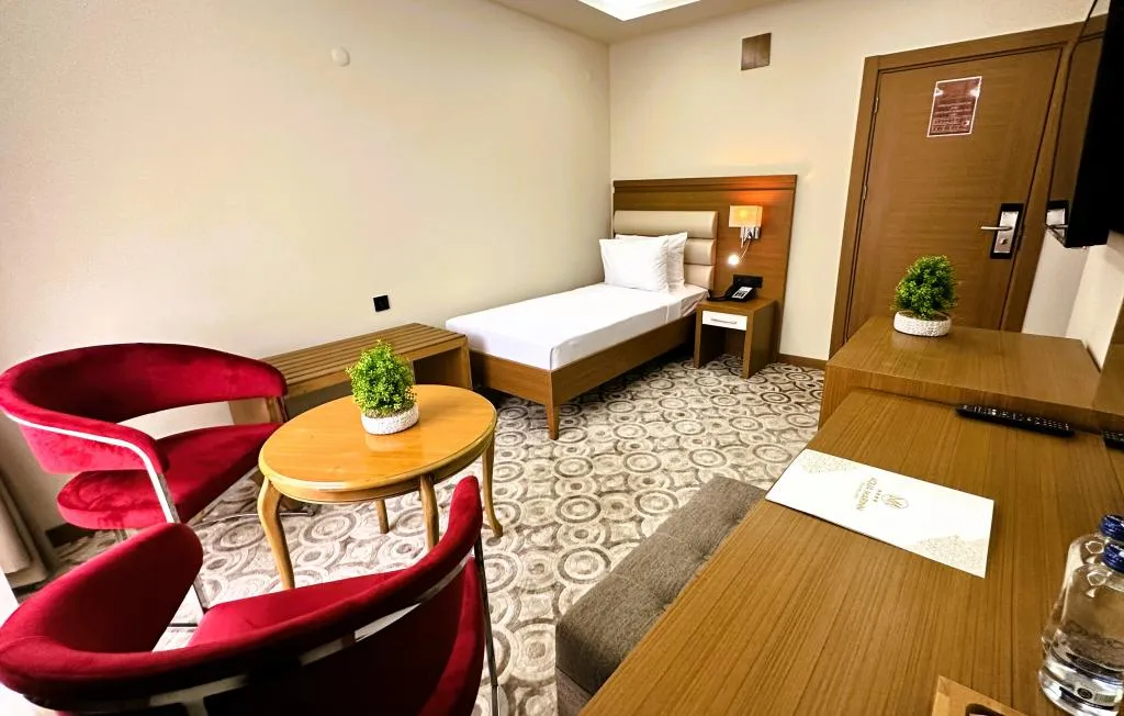 Deluxe Üç Kişilik Oda ,Kara ve Havuz Manzaralı,Duşa Kabinli
