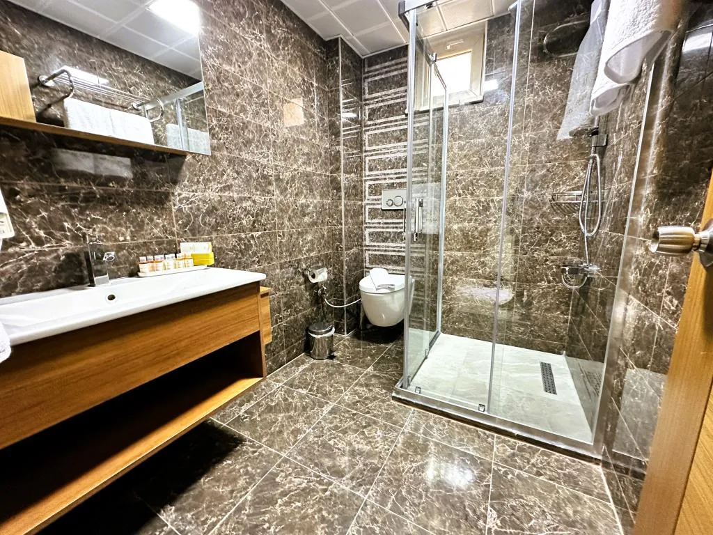 Deluxe Üç Kişilik Oda ,Kara ve Havuz Manzaralı,Duşa Kabinli