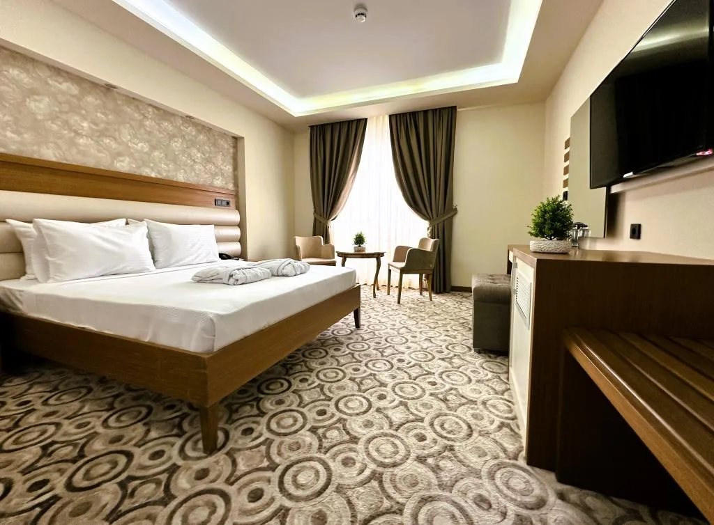 Deluxe Çift Kişilik Oda,Kara veya Havuz Manzaralı,Duşa Kabinli