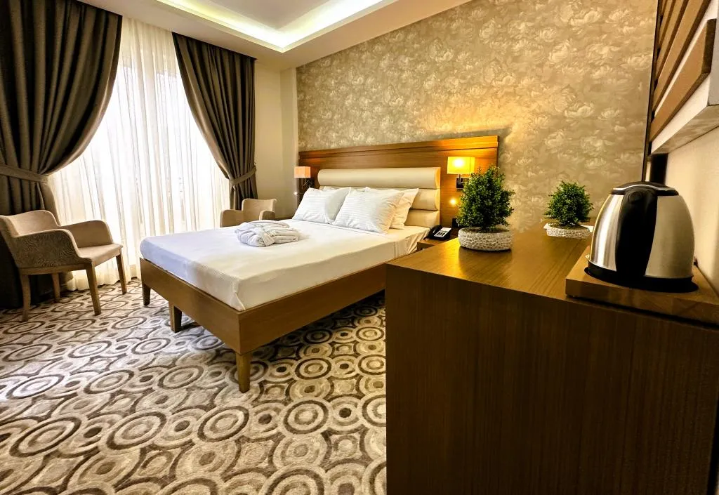 Deluxe Çift Kişilik Oda,Kara veya Havuz Manzaralı,Duşa Kabinli