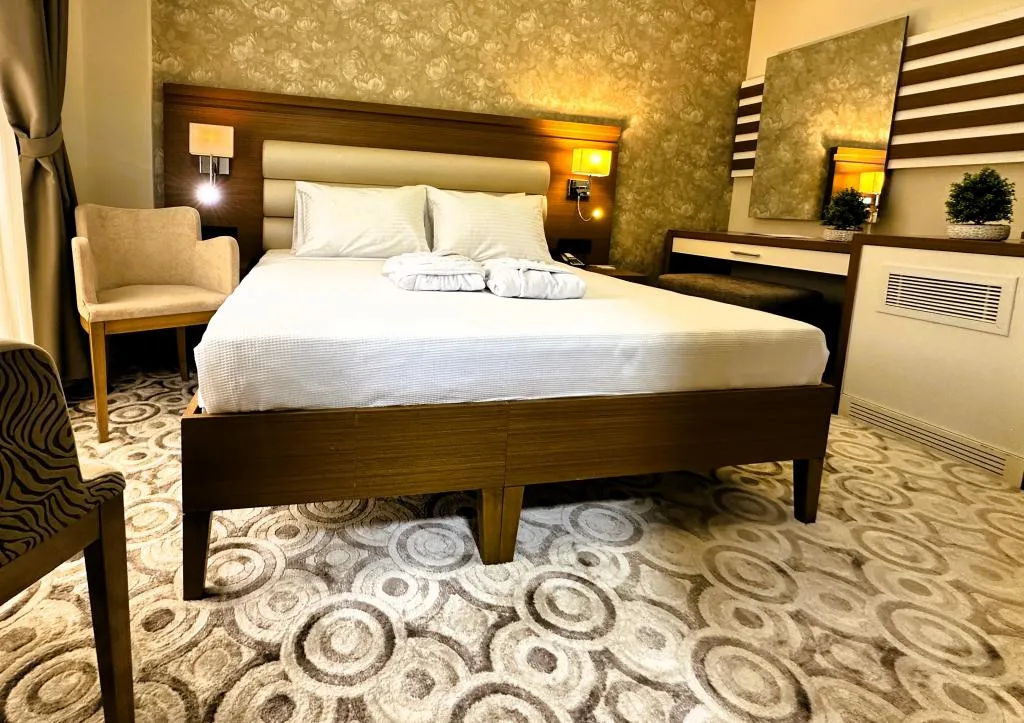 Deluxe Çift Kişilik Oda,Kara veya Havuz Manzaralı,Duşa Kabinli