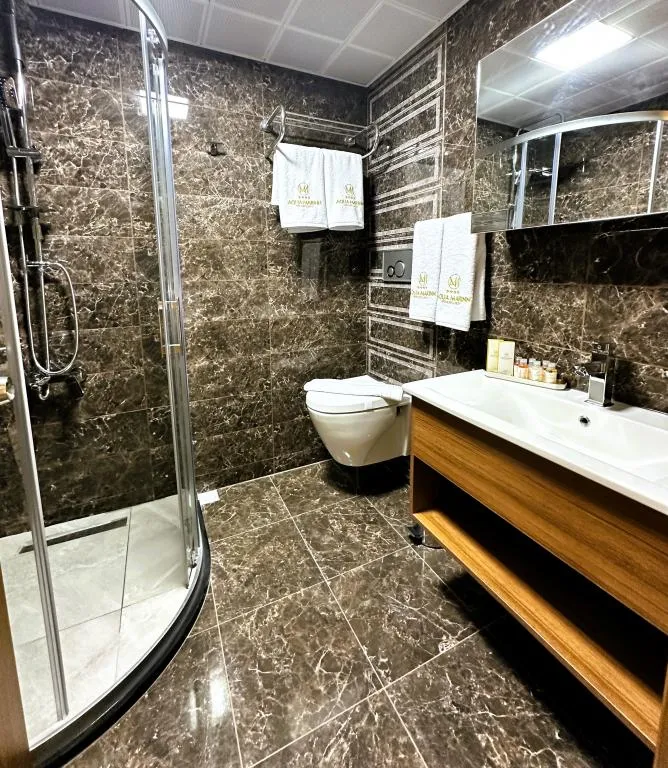 Deluxe Çift Kişilik Oda,Kara veya Havuz Manzaralı,Duşa Kabinli