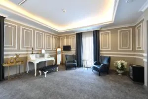 Dlux Hotel