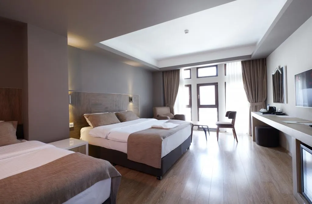 CORNER DELUXE ROOM