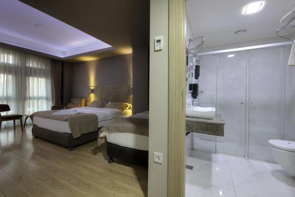 CORNER DELUXE ROOM
