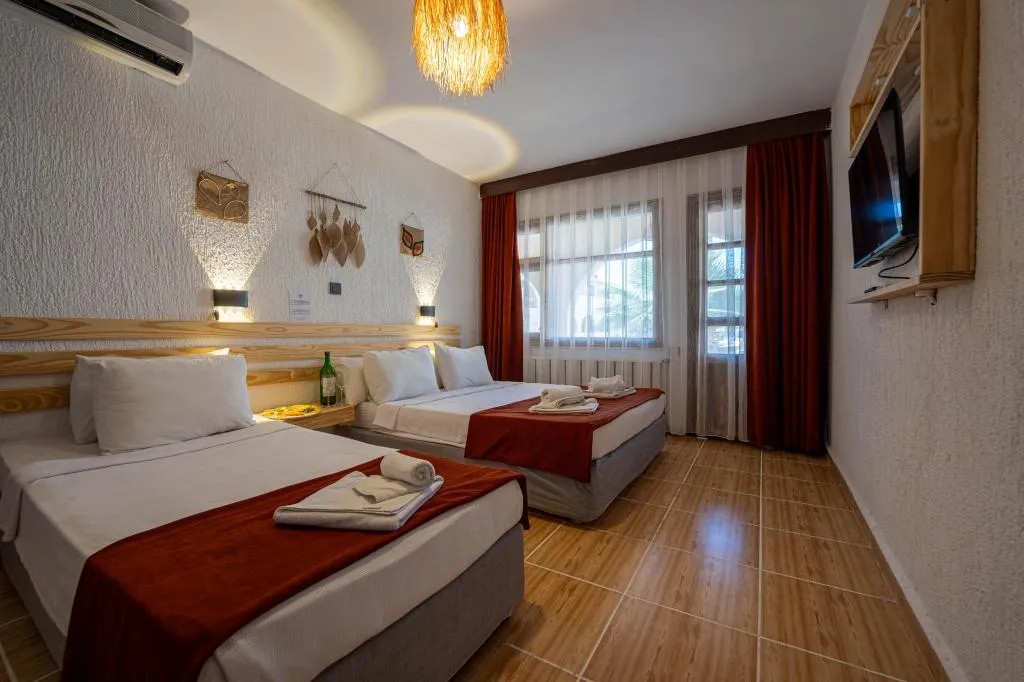 Kısmı Deniz ve Havuz Manzaralı Oda