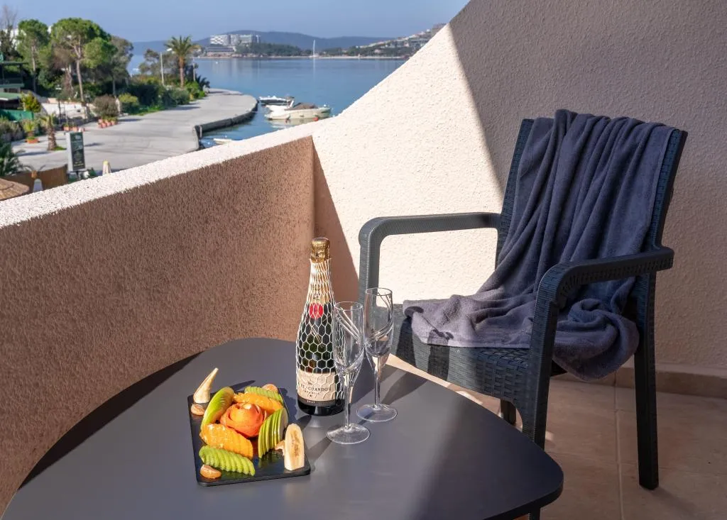 Kısmı Deniz ve Havuz Manzaralı Oda