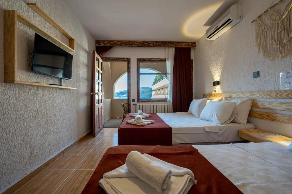 Kısmı Deniz ve Havuz Manzaralı Oda