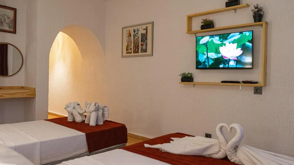 Kısmı Deniz ve Havuz Manzaralı Oda