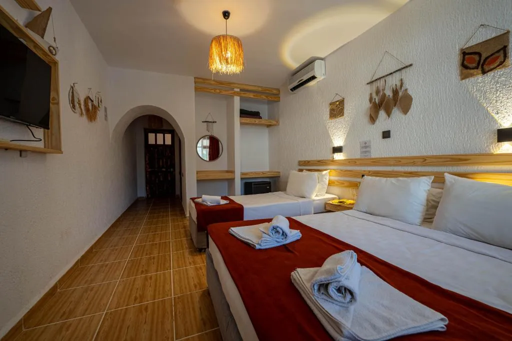 Kısmı Deniz ve Havuz Manzaralı Oda