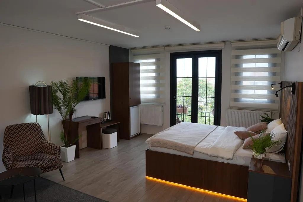 Suite,Bahçe veya Sokak Manzaralı,Fransız Balkonlu