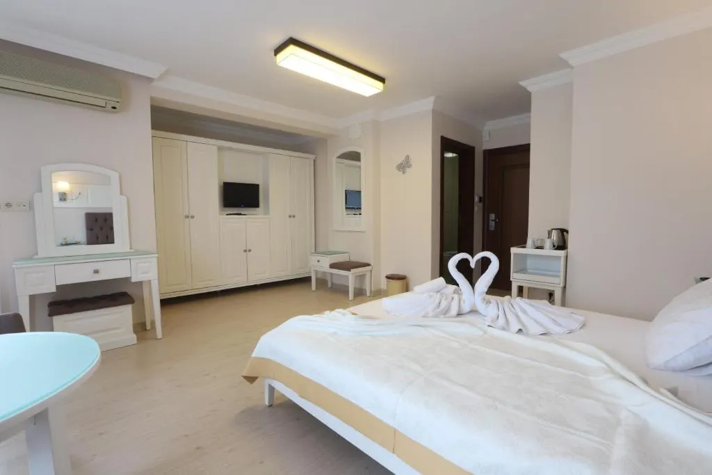 Deluxe Oda,Deniz ve Havuz Manzaralı,Balkonlu