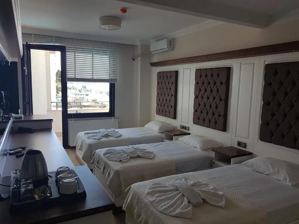 Triple,Havuz Manzaralı,Balkonlu