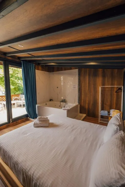 Göl Manzaralı Suit Bungalov