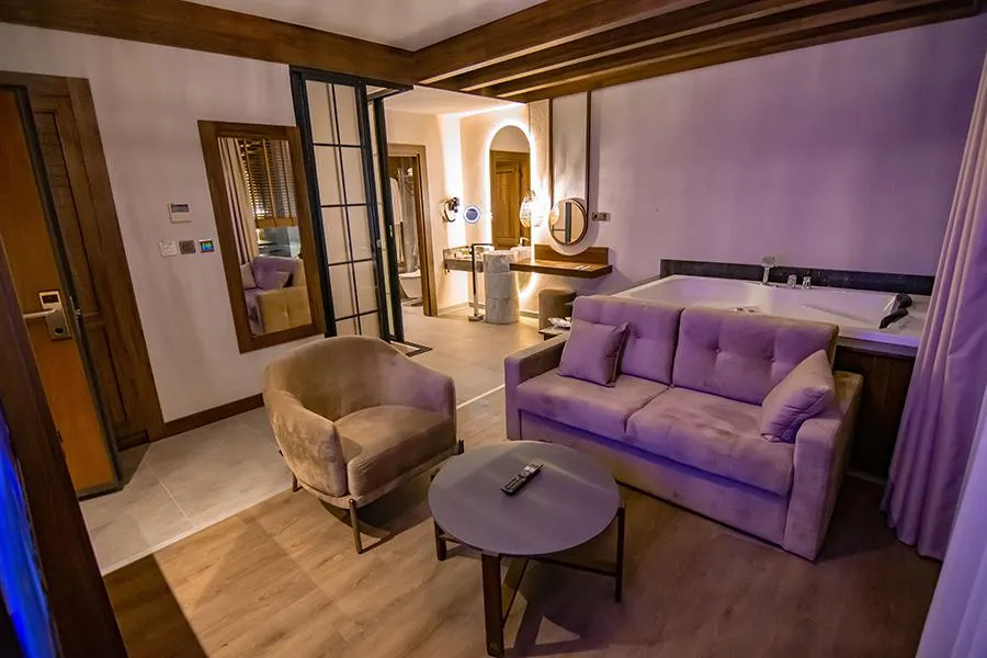 Deluxe Jakuzili Suite,Dere Manzaralı,Şömineli ve Jakuzili