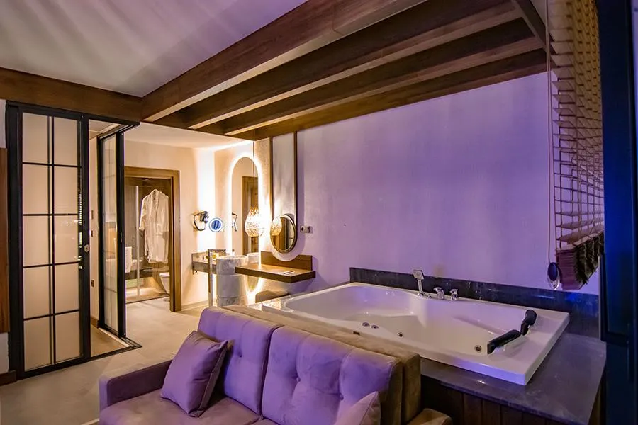 Deluxe Jakuzili Suite,Dere Manzaralı,Şömineli ve Jakuzili