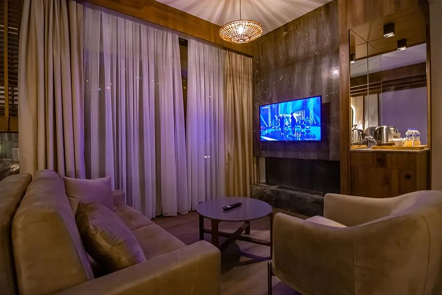 Deluxe Jakuzili Suite,Dere Manzaralı,Şömineli ve Jakuzili