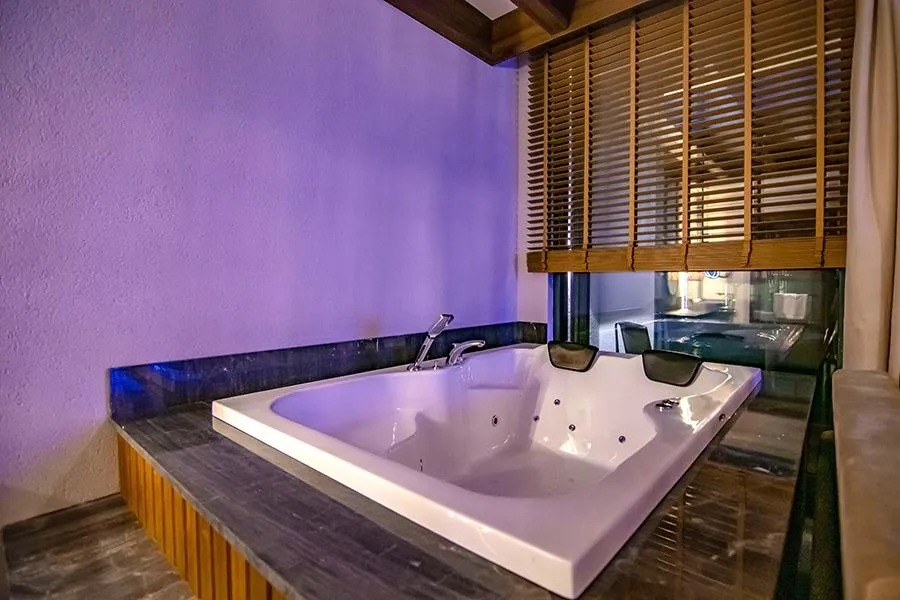 Deluxe Jakuzili Suite,Dere Manzaralı,Şömineli ve Jakuzili