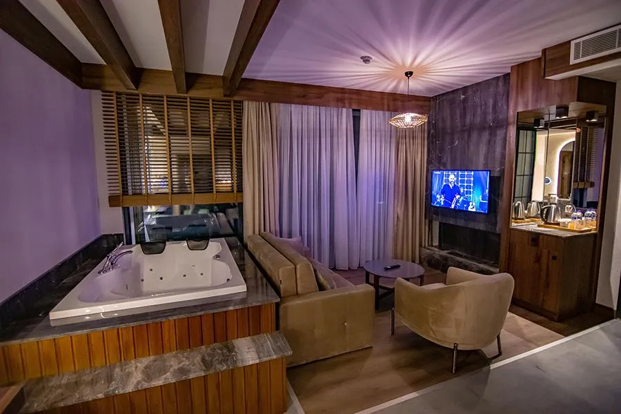 Deluxe Jakuzili Suite,Dere Manzaralı,Şömineli ve Jakuzili