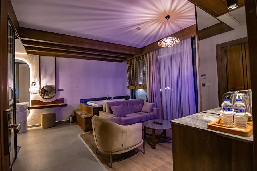 Deluxe Jakuzili Suite,Dere Manzaralı,Şömineli ve Jakuzili