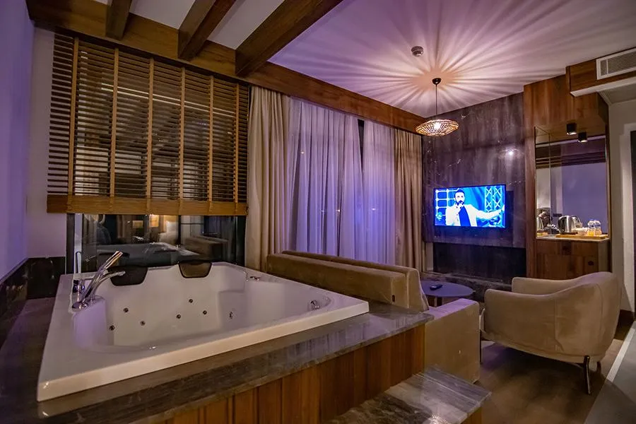 Deluxe Jakuzili Suite,Dere Manzaralı,Şömineli ve Jakuzili