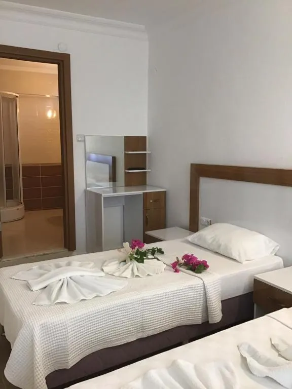 Triple,Kara veya Havuz Manzaralı