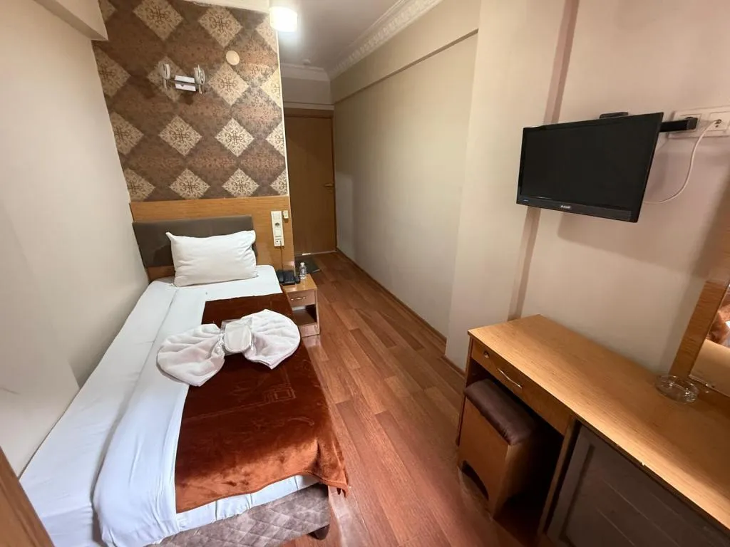 Tek kişilik yataklı odada çalışma masası 40” uydu TV vardır. Bu odada ilave yatak için yer olmadığını lütfen unutmayın. Şehir Manzarası ,Ücretsiz WİFİ , Telefon ,Minibar, Uyandırma servisi, Oda İçerisinde Tuvalet,Banyo&Duş