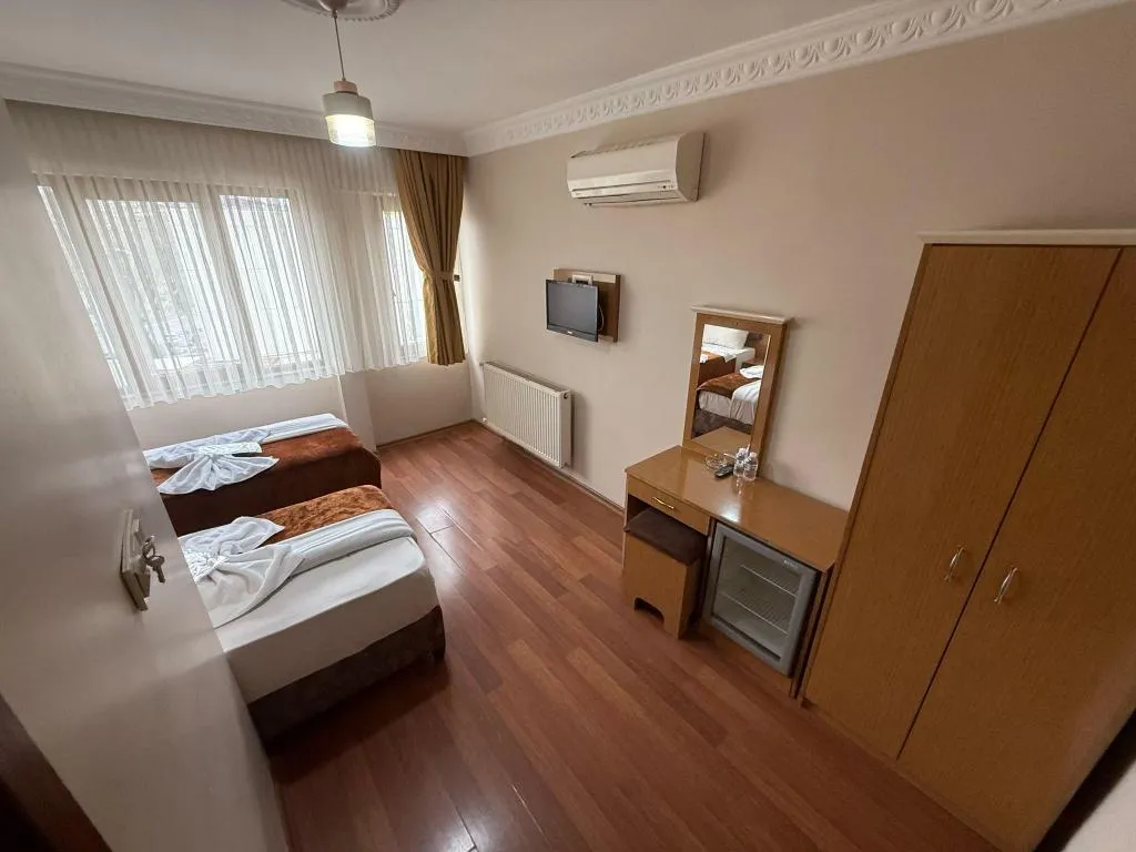 İki ayrı yataklı odada çalışma masası, berjer ve 40” uydu TV vardır. Bu odada ilave yatak için yer olmadığını lütfen unutmayın. Şehir Manzarası ,Ücretsiz WİFİ , Telefon ,Minibar, Uyandırma servisi, Tuvalet,Banyo&Duş