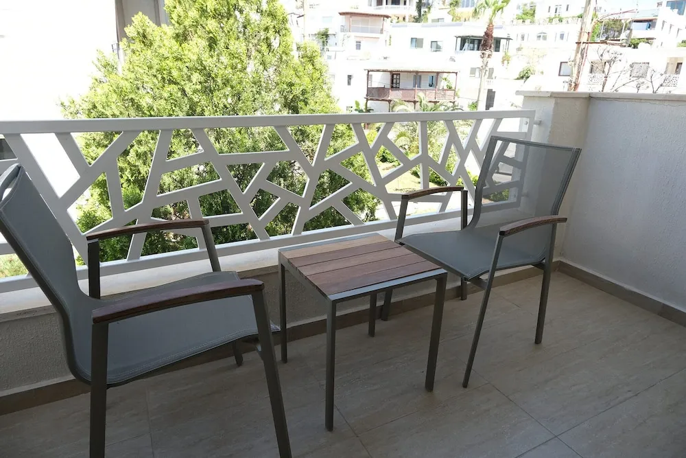 Standard Oda (Land View)
