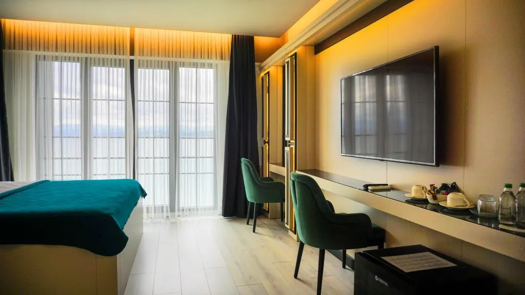 Triple,Deniz Manzaralı,Bir Büyük ve Bir Tek Kişilik Yataklı