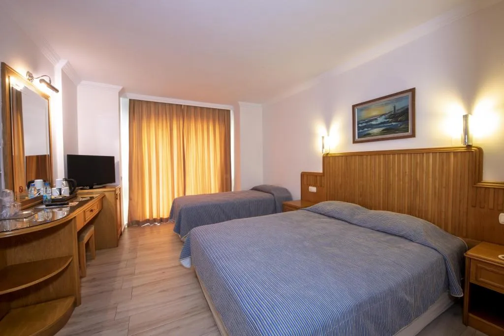 Triple,Bahçe Manzaralı,Balkonlu