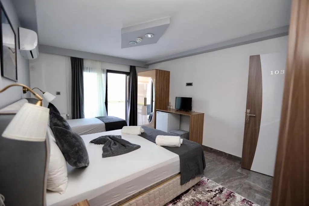 Triple,Havuz Manzaralı,Balkonlu