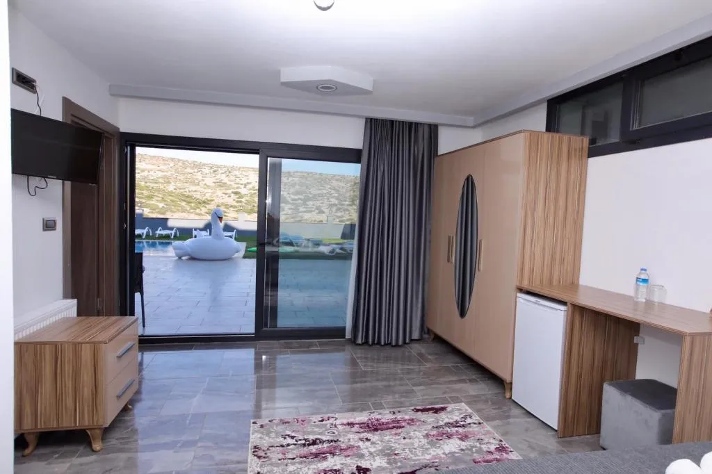 Dört Kişilik Oda,Havuz Manzaralı,Balkonlu