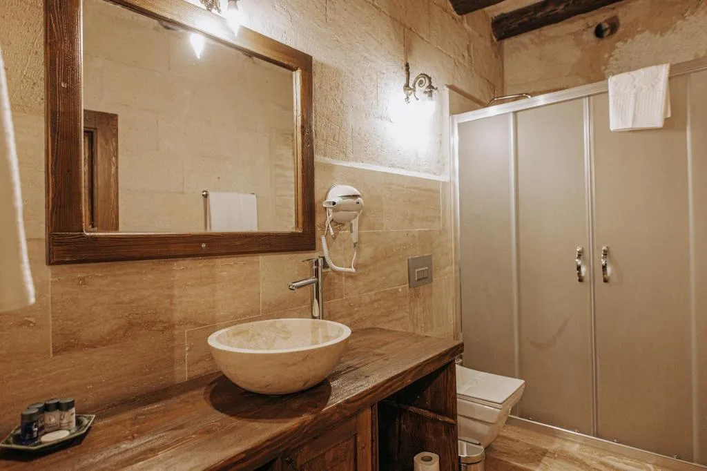 107 Superıor Stone Room