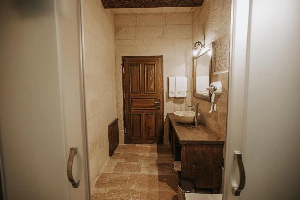 107 Superıor Stone Room