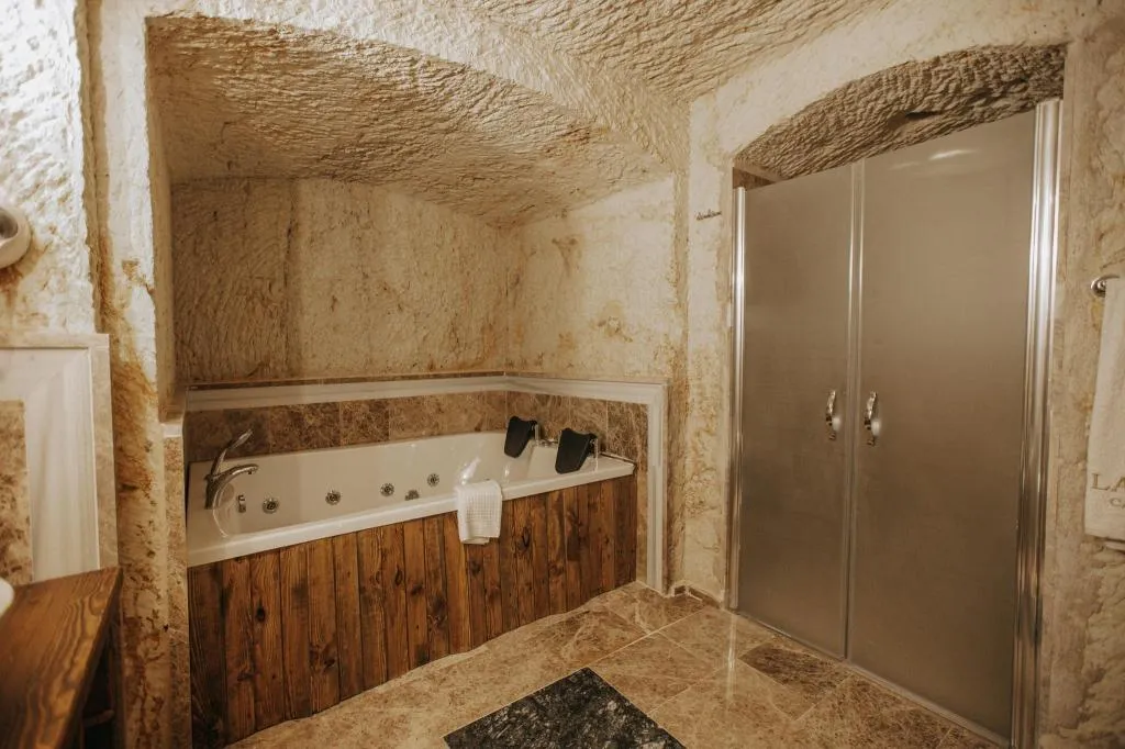 102 Dublex Cave Room