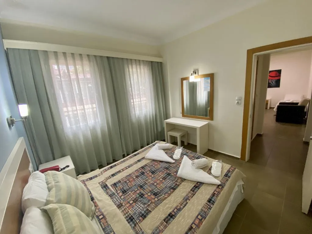 Suite,Kara ve Havuz Manzaralı,2. Kat