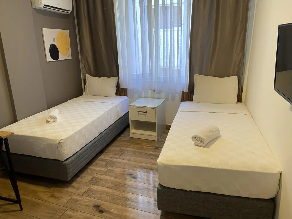 Ortak Banyolu İki Kişilik Oda