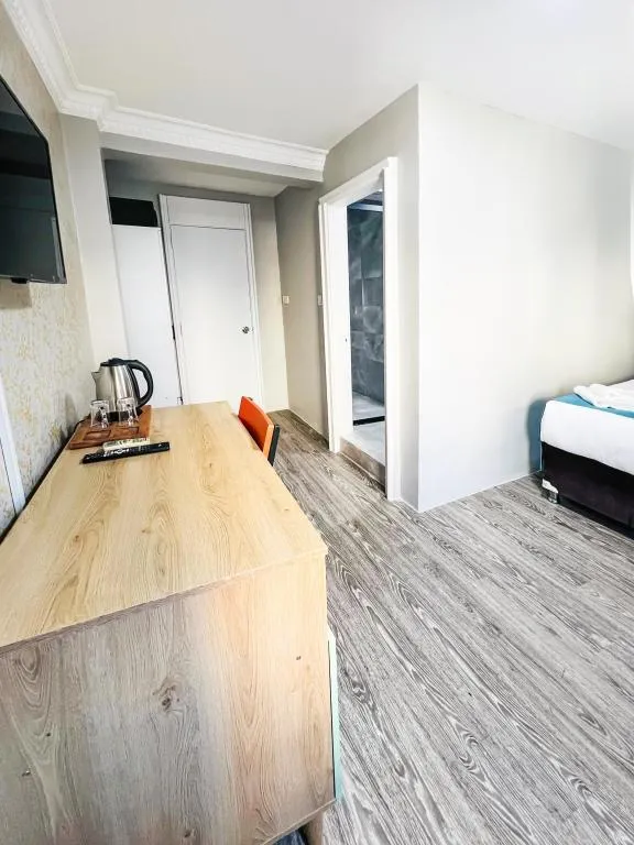 BALCONY ROOM
