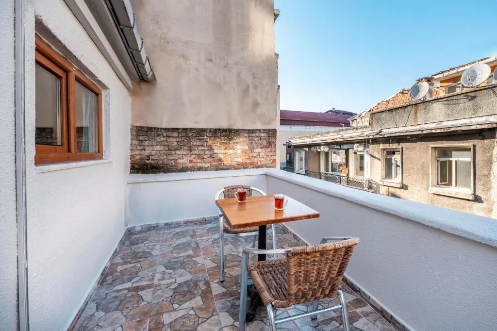 BALCONY ROOM