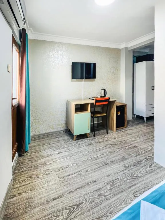 BALCONY ROOM