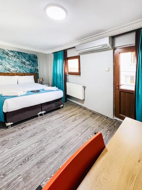 BALCONY ROOM