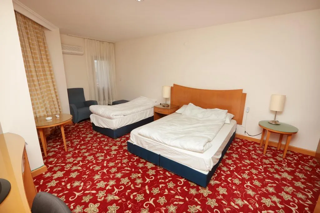 Çift Kişilik,Şehir Manzaralı