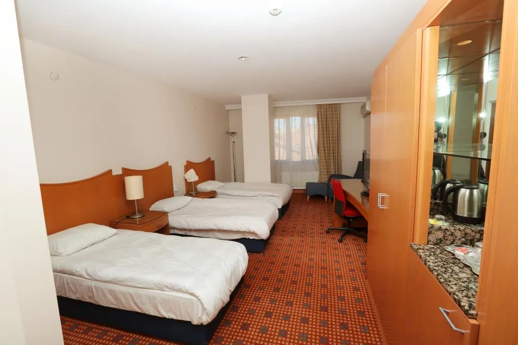 Triple,Sokak Manzaralı