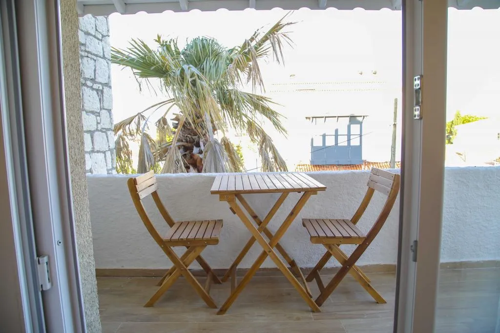 Deluxe Üç Kişilik Oda ,Kara veya Havuz Manzaralı,Balkonlu